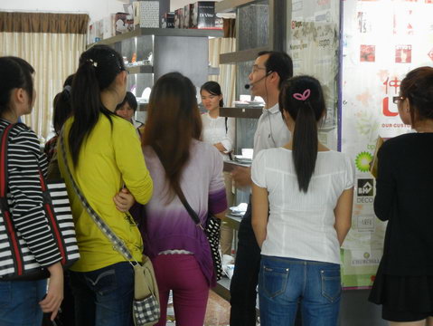 玉林师范学院的学生到仲礼陶瓷生产线学习