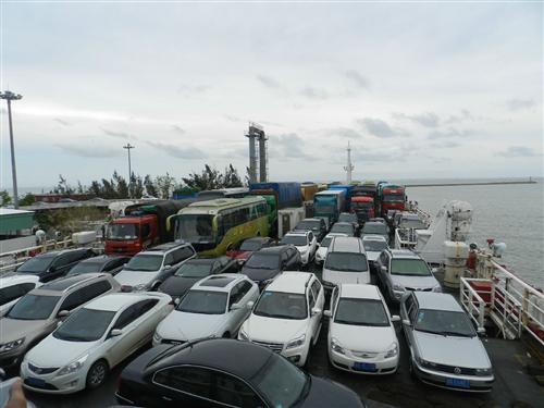3湛江码头装满满的车，黄色的客车--才是我们的座驾。咻咻