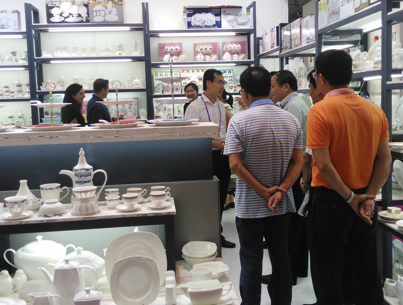 第120届广交会第二期日用陶瓷展品展出，经过五天的不懈努力，仲礼瓷业取得了优异的成绩