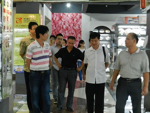 2012年10月17-18日广西大学专家教授崔学文一行9人深入广西仲礼企业集团有限公司参观指导工作。