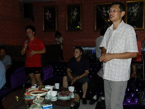 2012年7月19日北流市环保局领导带队到我公司参加乒乓球和卡拉OK比赛等联欢活动