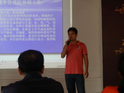 2012年8月11日公司财务会计覃玉先为员工们培训生产成本管理课程