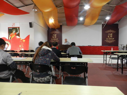 2012年12月8日下午仲礼企业集团支部书记窦元启在公司四楼培训室为职员们上《人与机制》的培训课。
